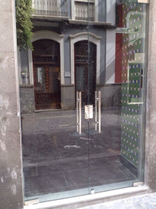 17_09_2014-Puerta-de-cristal-comercio-1-1