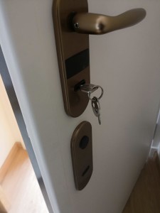 Colocación de cerradura para puerta acorazada , Cerrajería de Alicante 